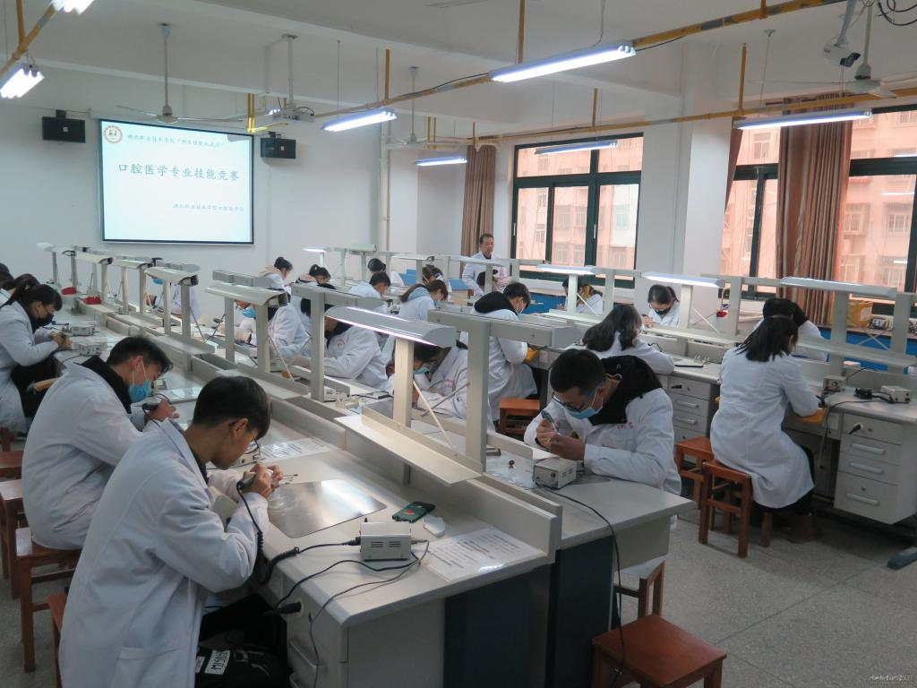 图5  口腔修复实验室实训课场景
